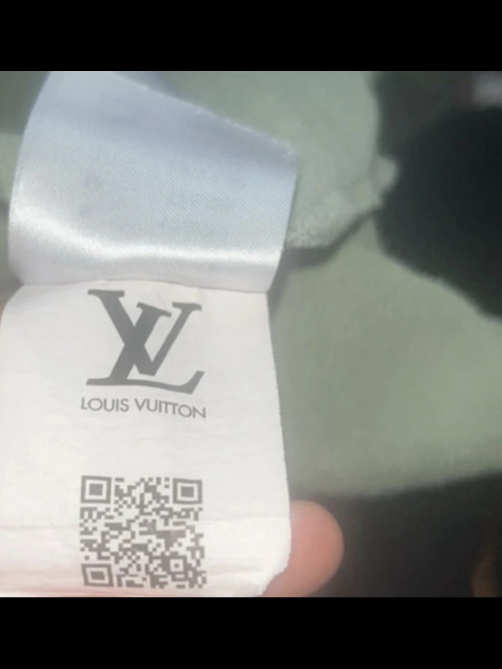 Louis Vuitton Cream Sweatshirt with Pink Accents - Picture 3 of 7